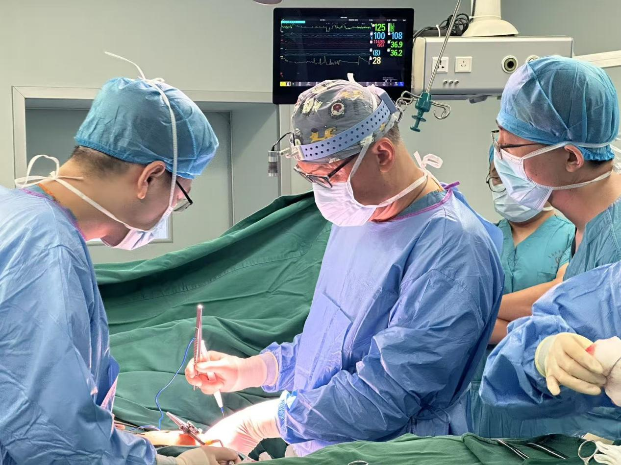 精湛钳夹,攻坚“心”难题|青岛大学附属医院常青教授团队突破多支架+低射血分数高危限制,TA-TEER术重塑生命“心”希望